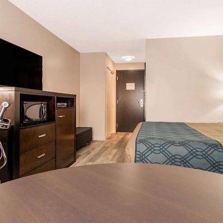 Econo Lodge Inn & Suites Saint Apollinaire Exterior foto
