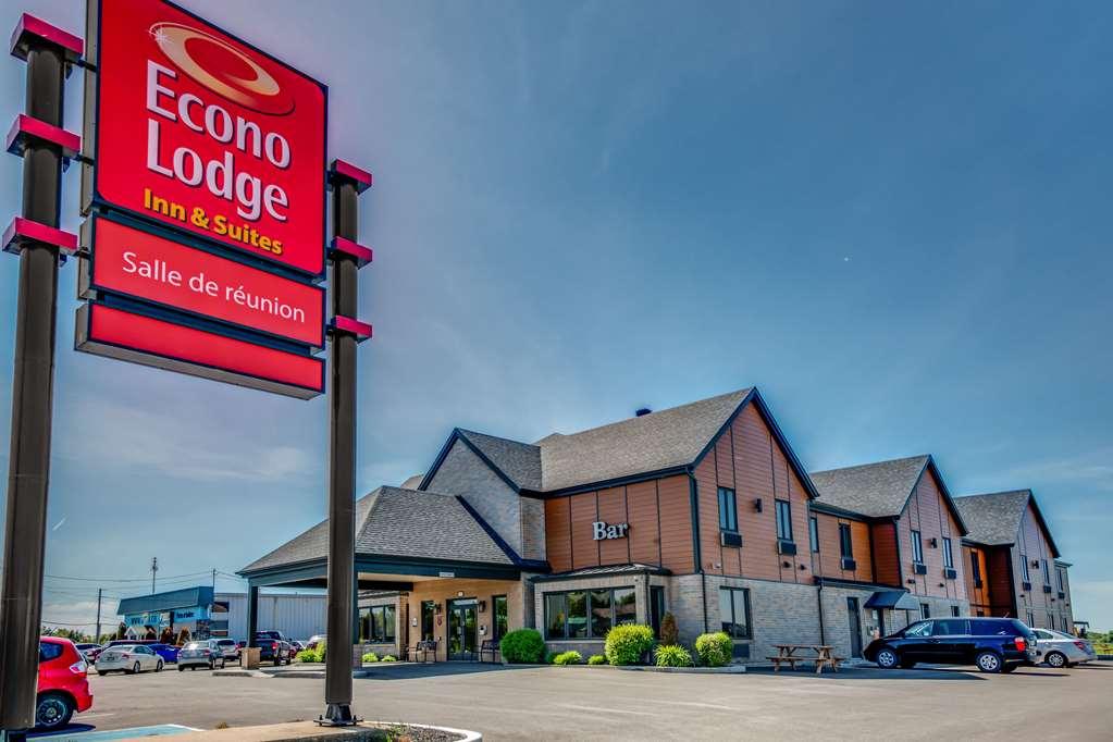 Econo Lodge Inn & Suites Saint Apollinaire Exterior foto