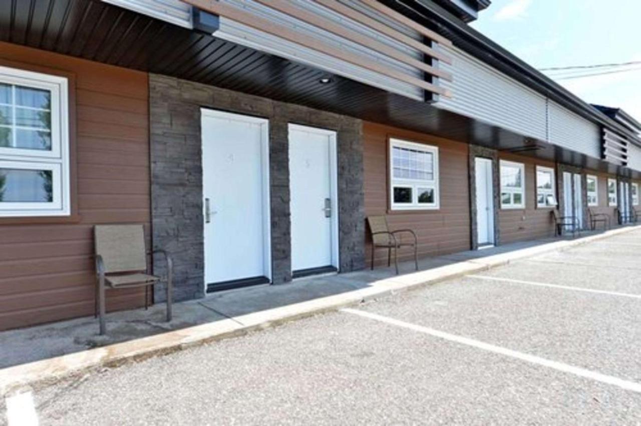 Econo Lodge Inn & Suites Saint Apollinaire Exterior foto