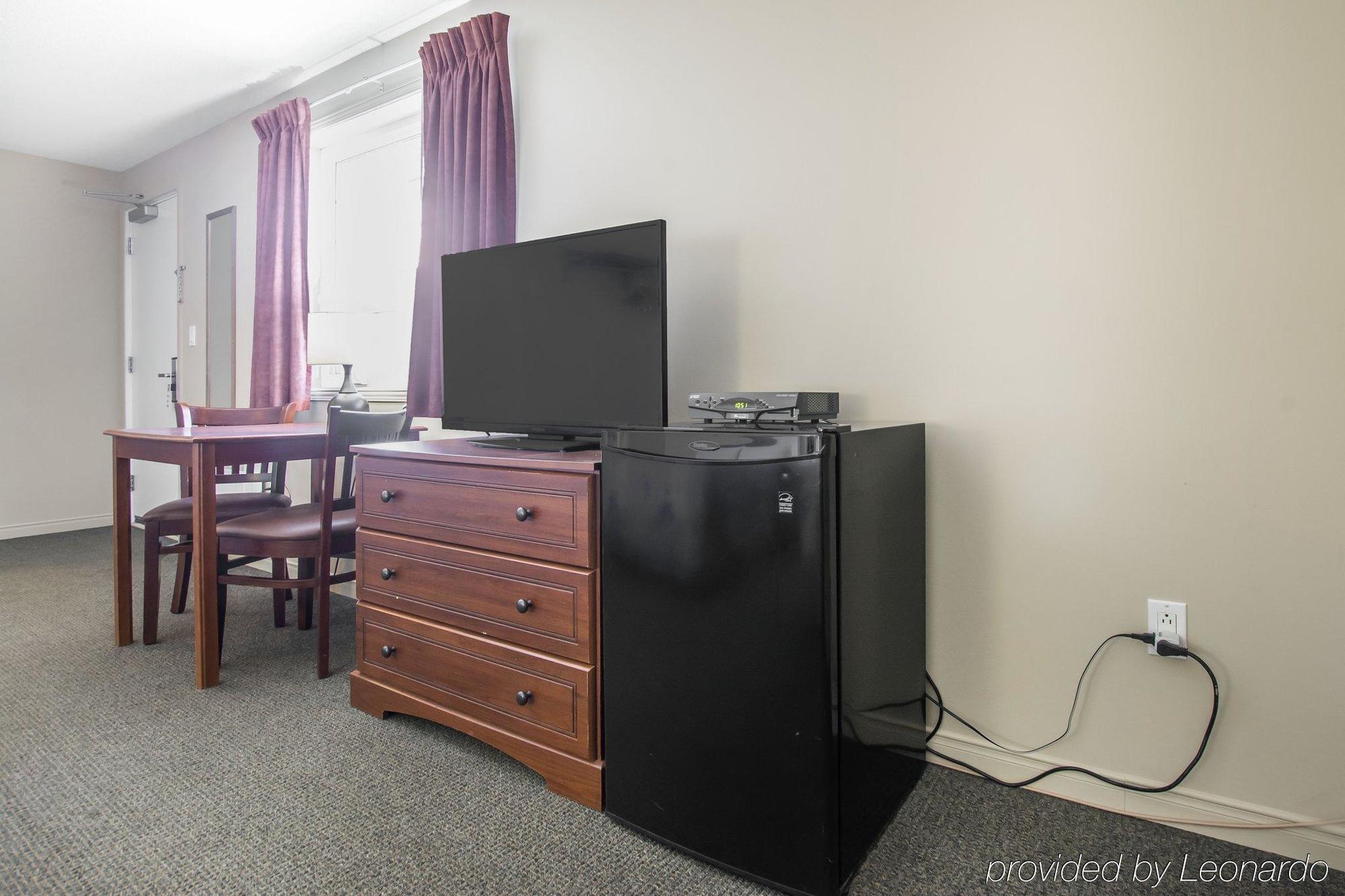 Econo Lodge Inn & Suites Saint Apollinaire Exterior foto