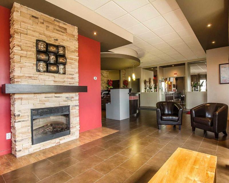 Econo Lodge Inn & Suites Saint Apollinaire Exterior foto