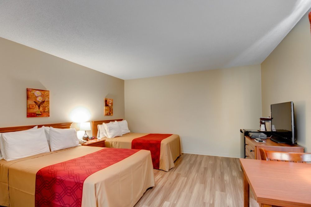 Econo Lodge Inn & Suites Saint Apollinaire Exterior foto