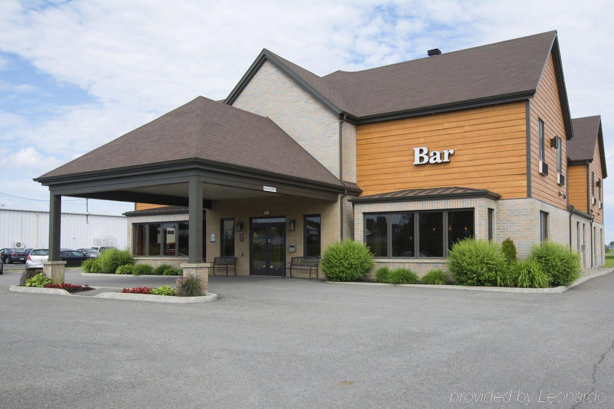 Econo Lodge Inn & Suites Saint Apollinaire Exterior foto