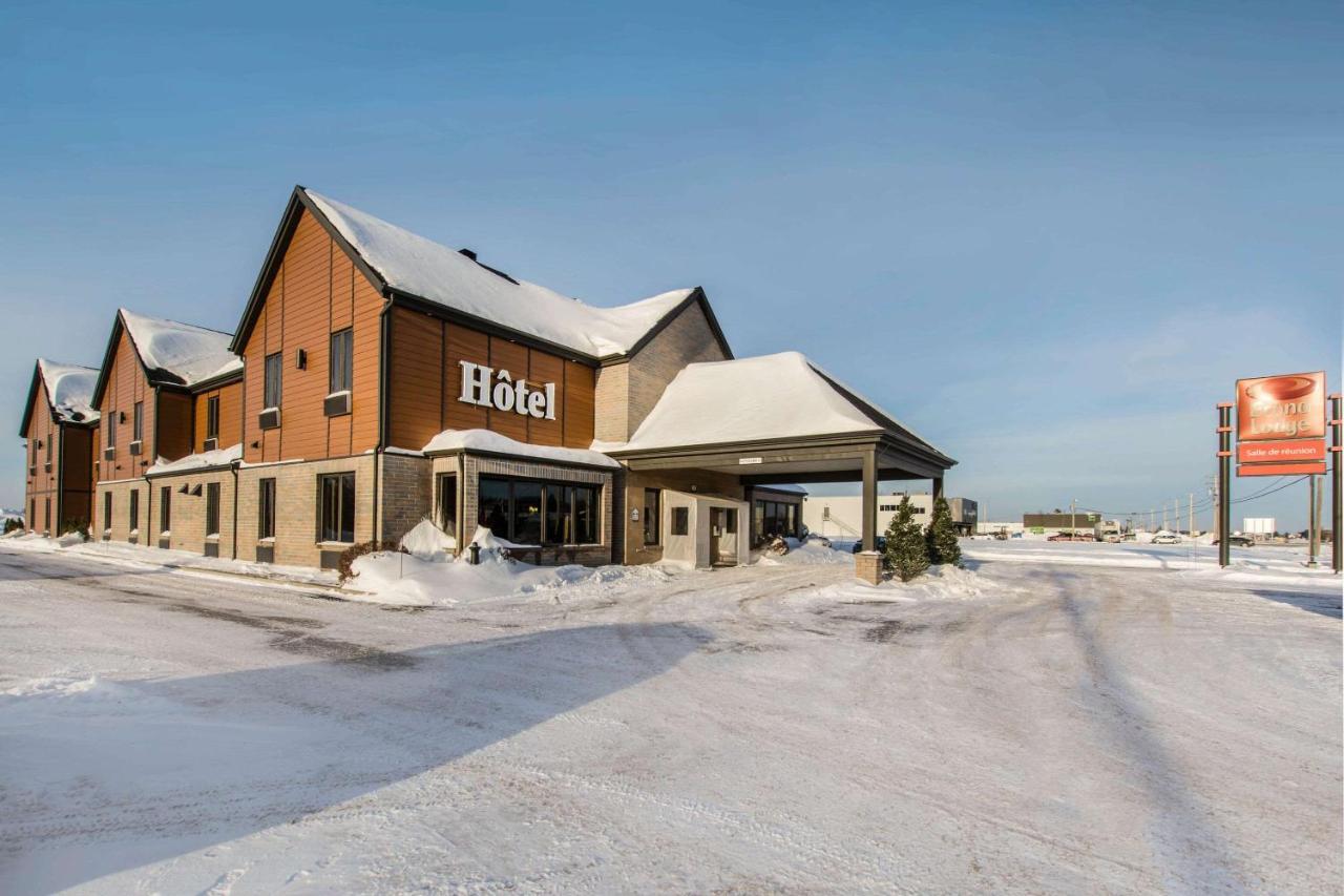 Econo Lodge Inn & Suites Saint Apollinaire Exterior foto